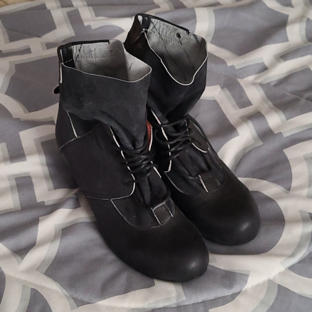Sachelle Granny Style Booties